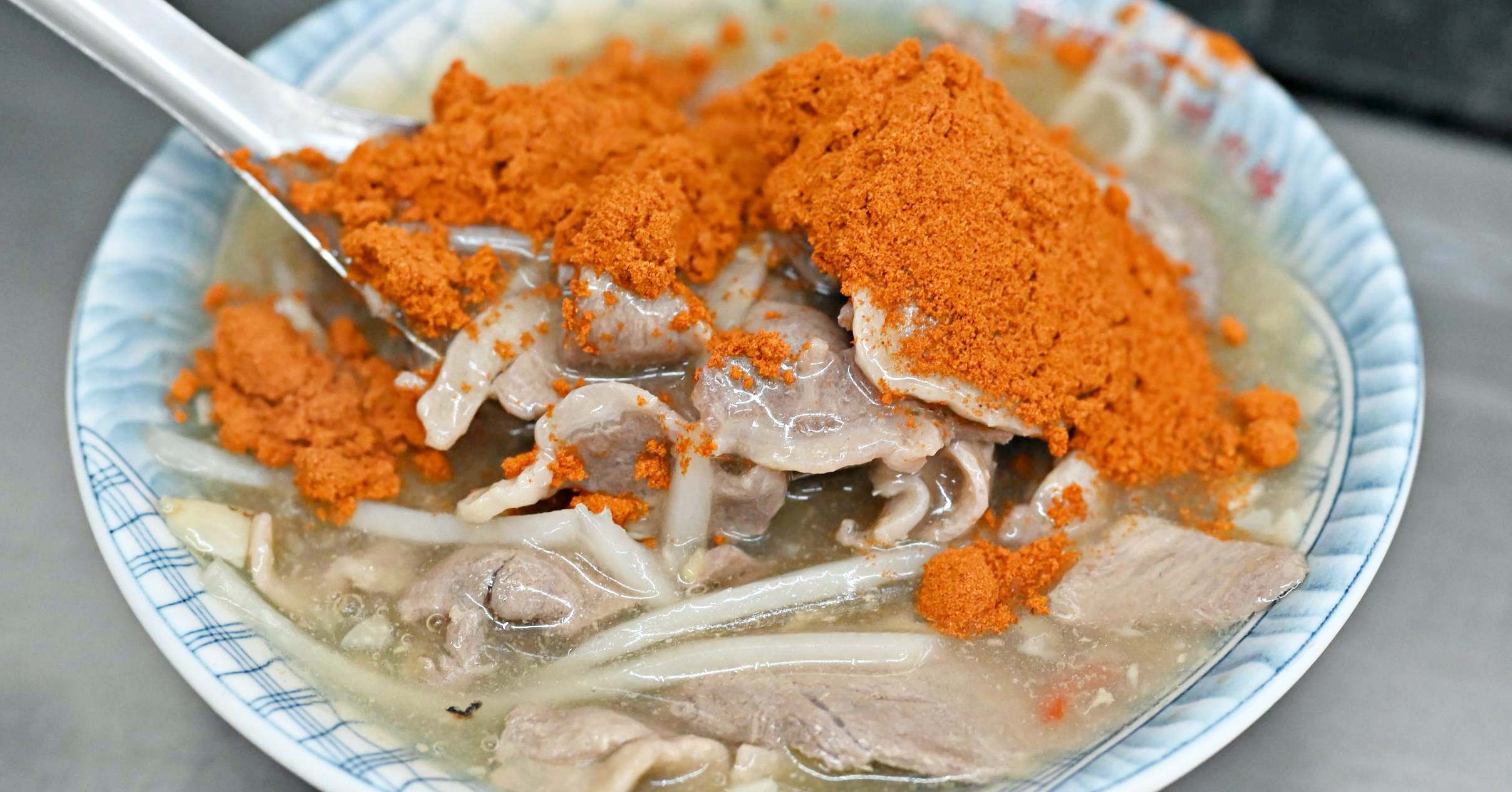 三重美食|北港龍門生炒鴨肉焿 30年在地人氣小吃 鋼管輸送和辣粉是最大特色