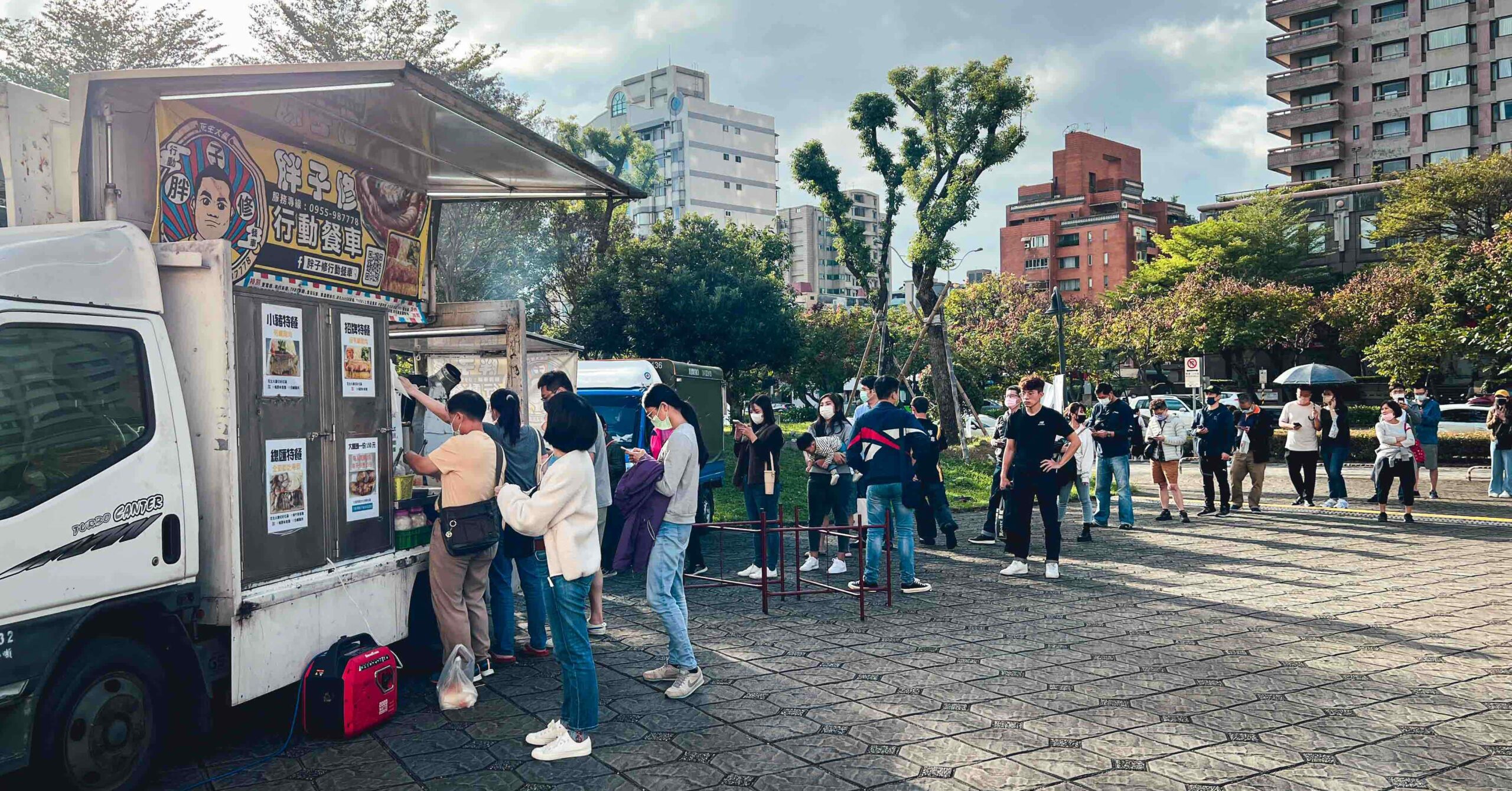 【排隊美食】胖子修行動餐車，走到哪排到哪!全台走透透行動餐車