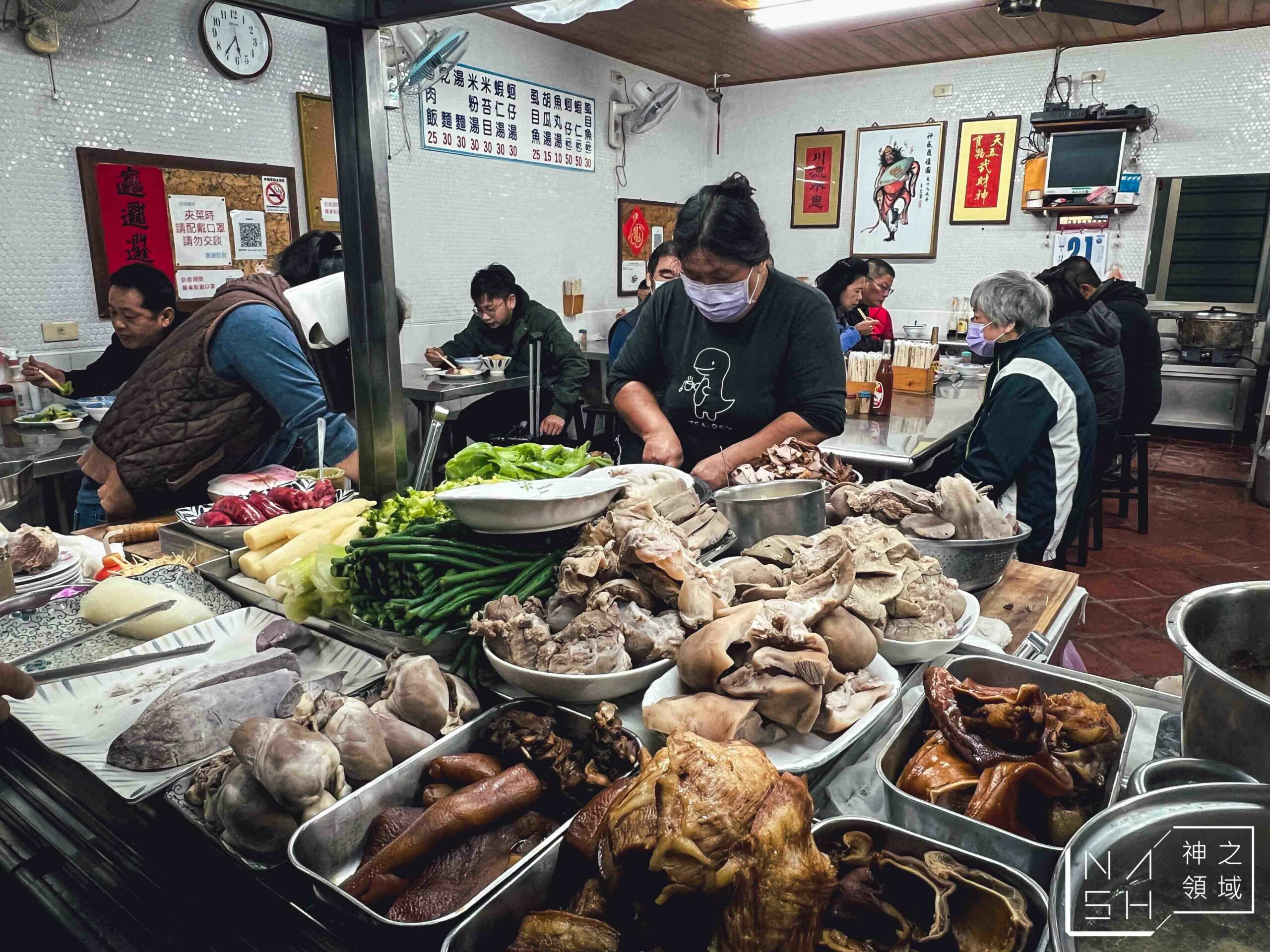 嘉義美食推薦這家源滷肉飯(菜鴨魯熟肉)，這家嘉義早餐推薦給喜歡魯熟肉的朋友，這家菜鴨魯熟肉真的太受歡迎了，但是他的公休真的很難抓，我已經連續撲空兩次，這次才順利吃到，因為他們休的時間真的很不好抓，大方向是連假之後會休一段時間，另外不定期休，所以不要想說來就一定吃的到源滷肉飯(菜鴨魯熟肉)，完完全全憑運氣唷 [sc name=