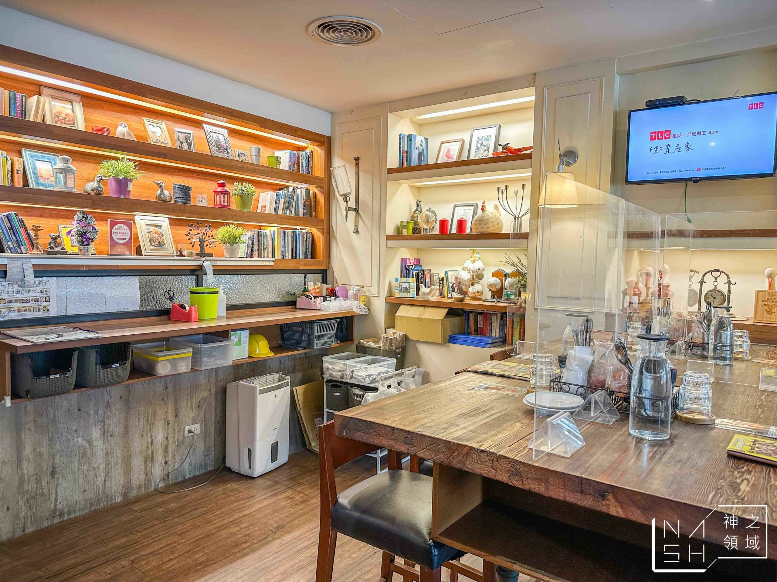 SECOND FLOOR CAFE 貳樓仁愛