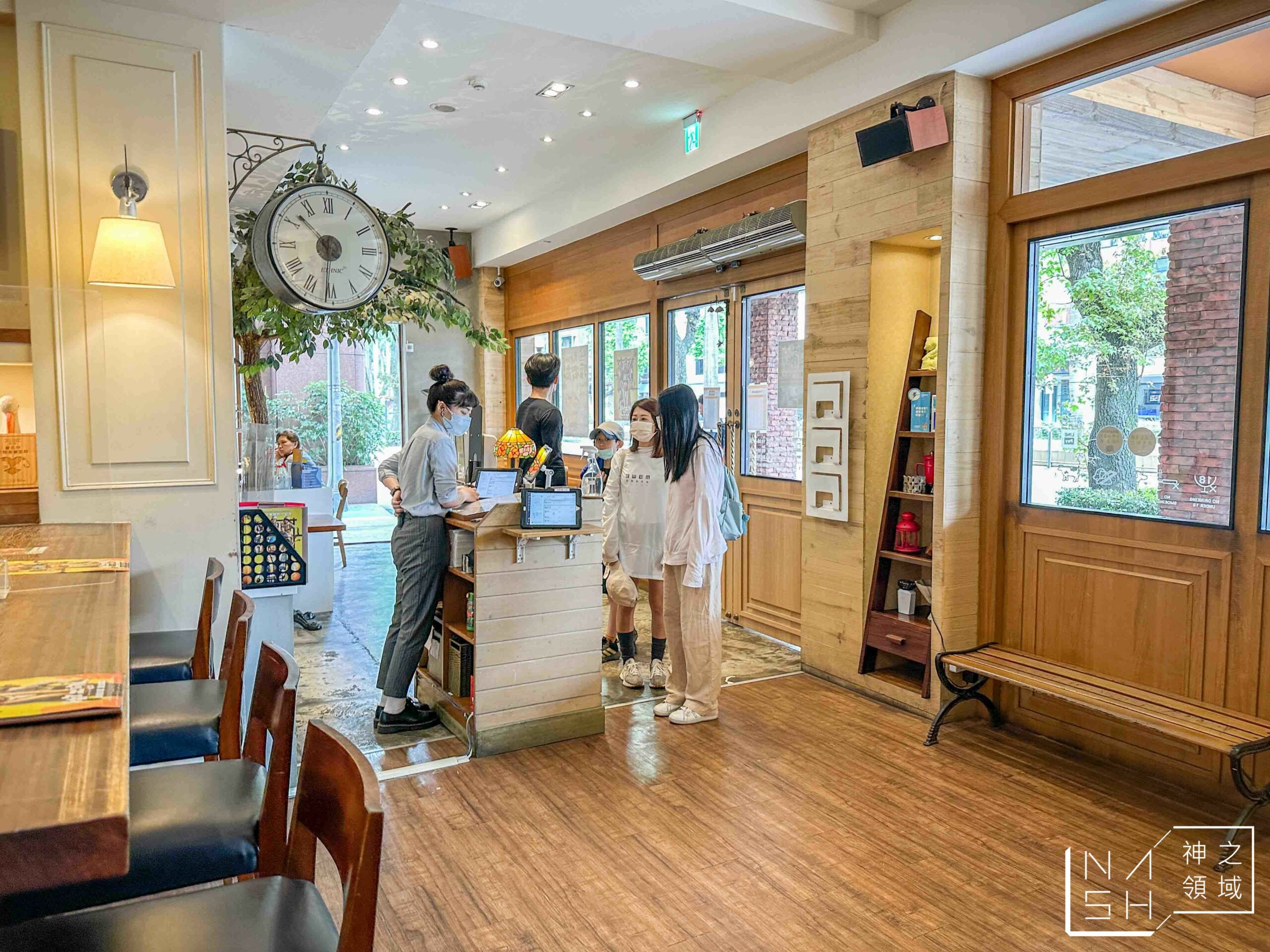 SECOND FLOOR CAFE 貳樓仁愛