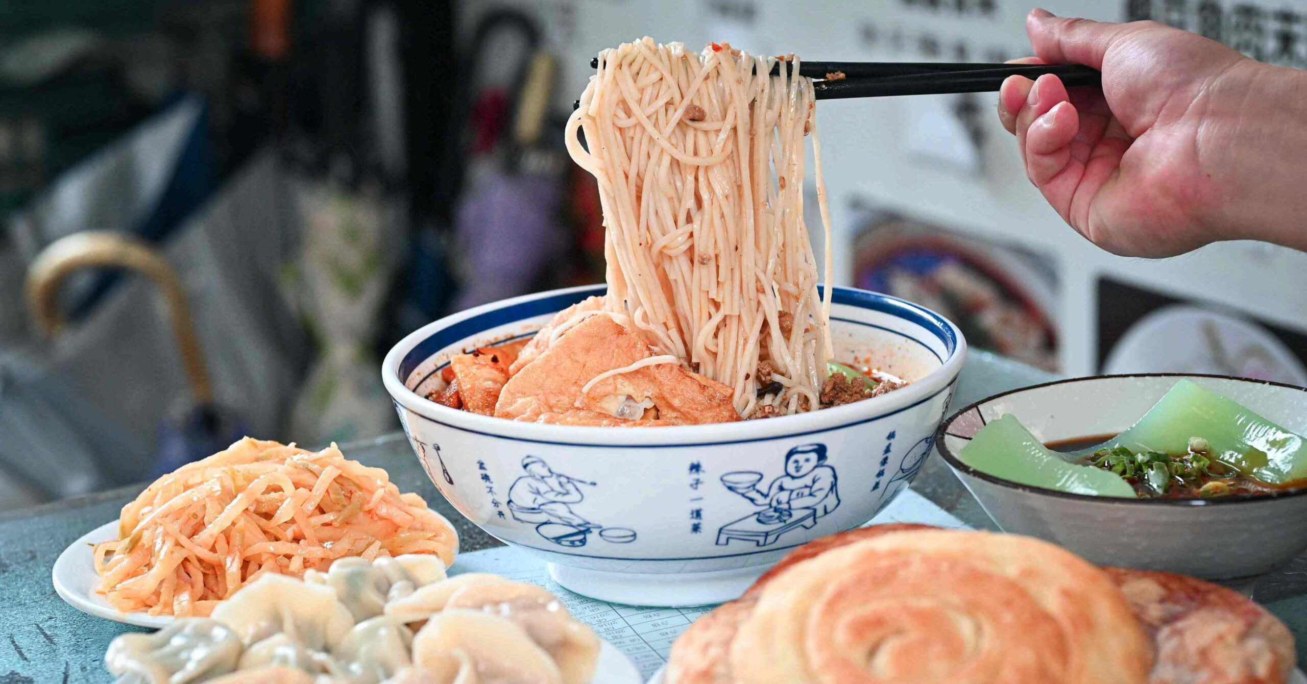 【新莊美食推薦】川豫麵館｜人氣眷村麵館必吃油潑麵、水餃燒餅與重慶冒菜鍋