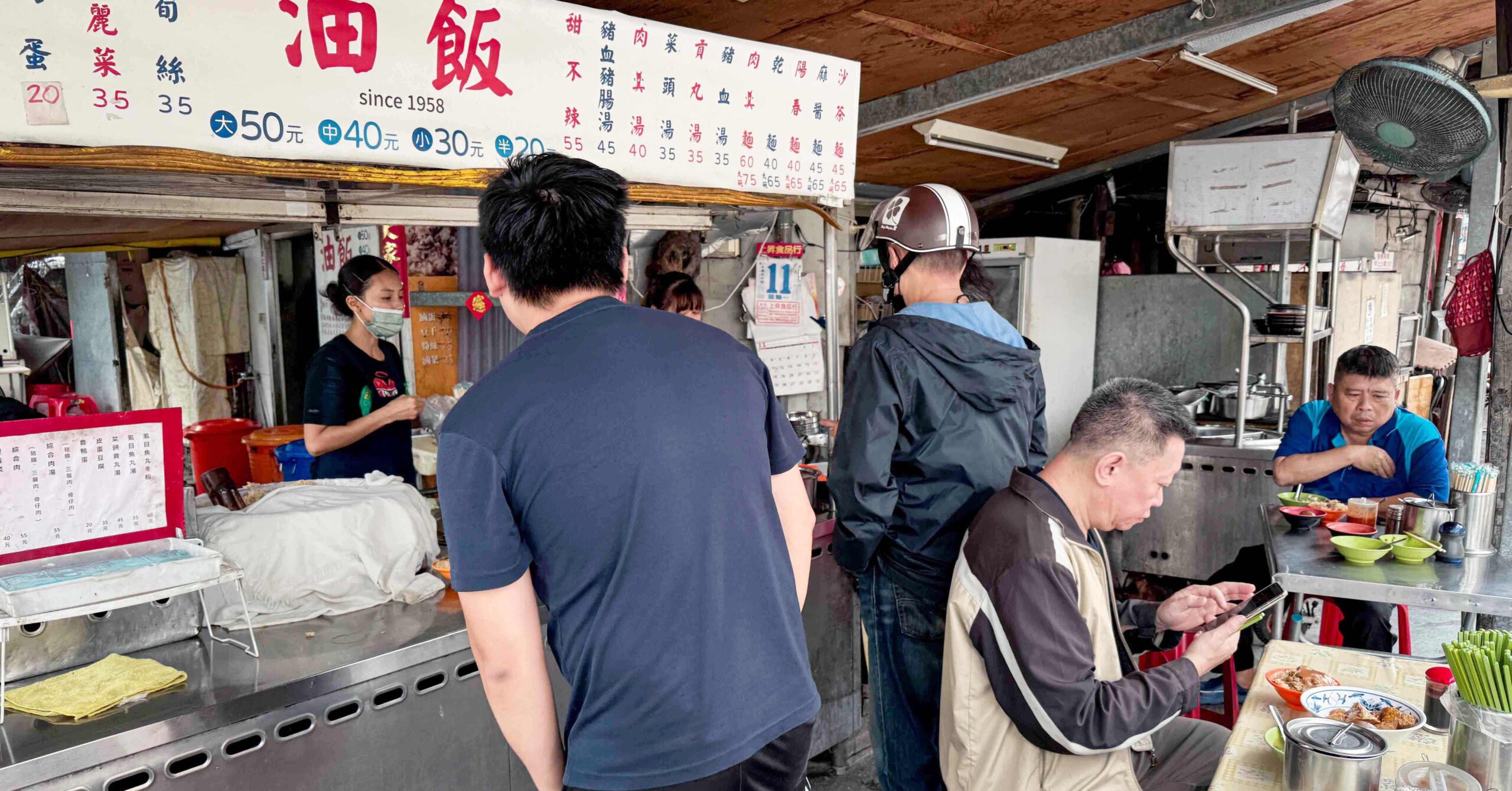 【圓山美食推薦】酒泉傳統油飯｜60年老字號鐵皮屋小吃，飄香半世紀的台式銅板美味