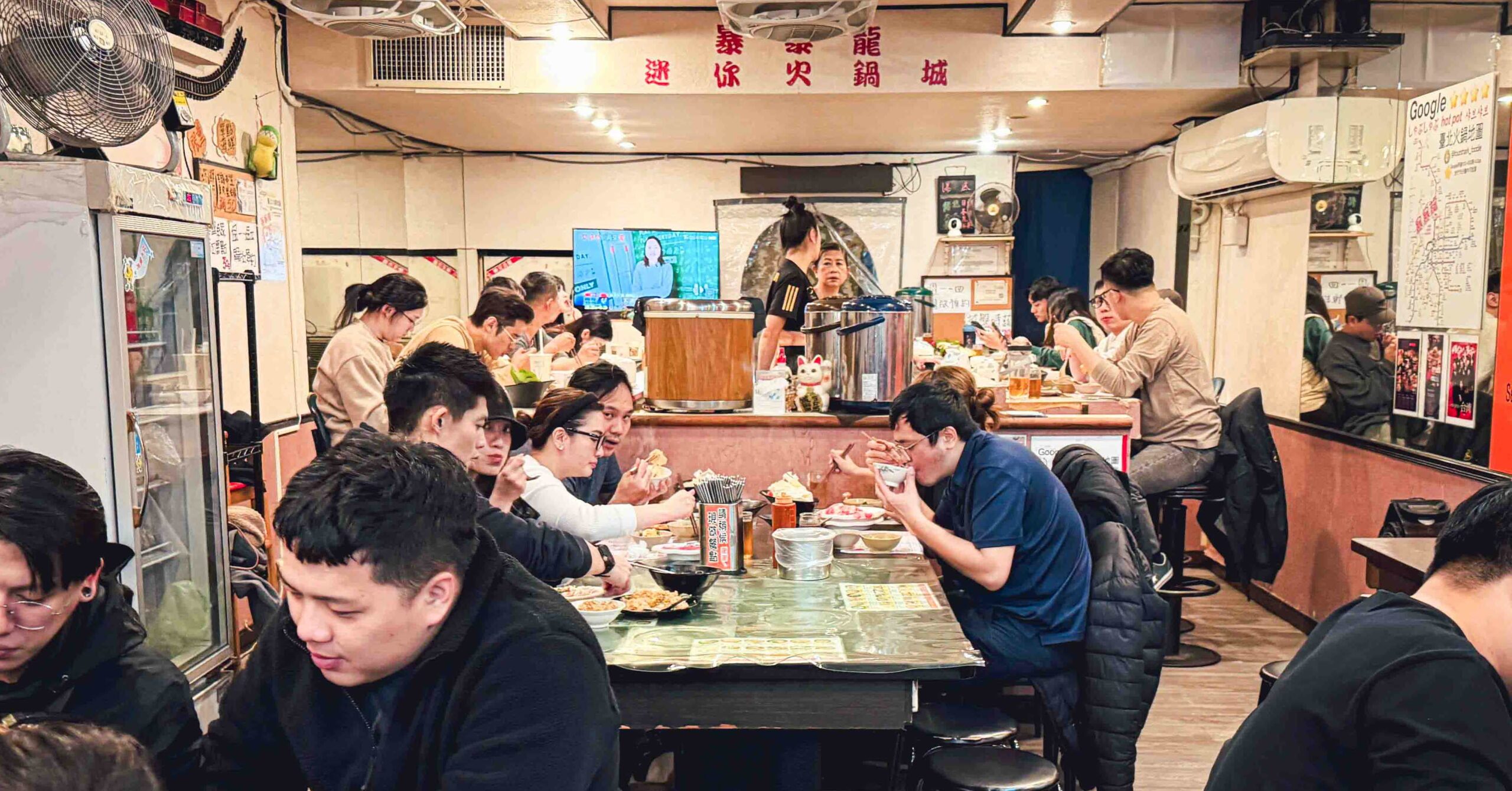 【雙連美食】暴暴龍迷你火鍋城，寧夏夜市超級厲害的黑蒜火鍋