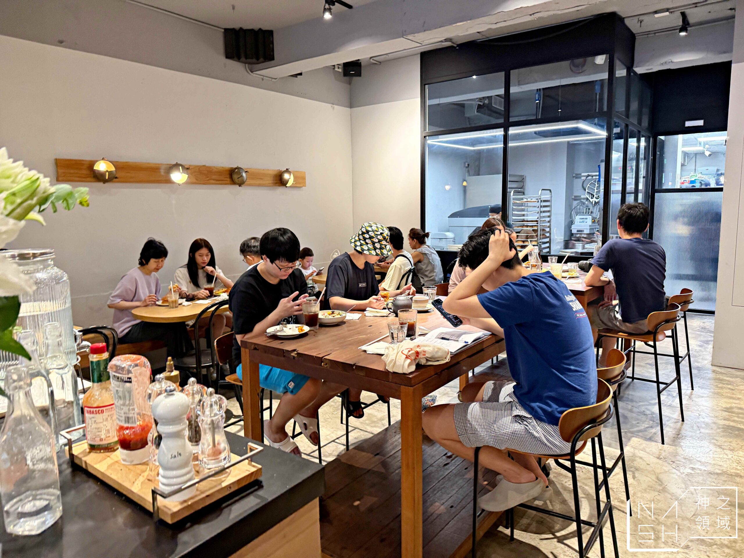 Supranormal Bakery Cafe