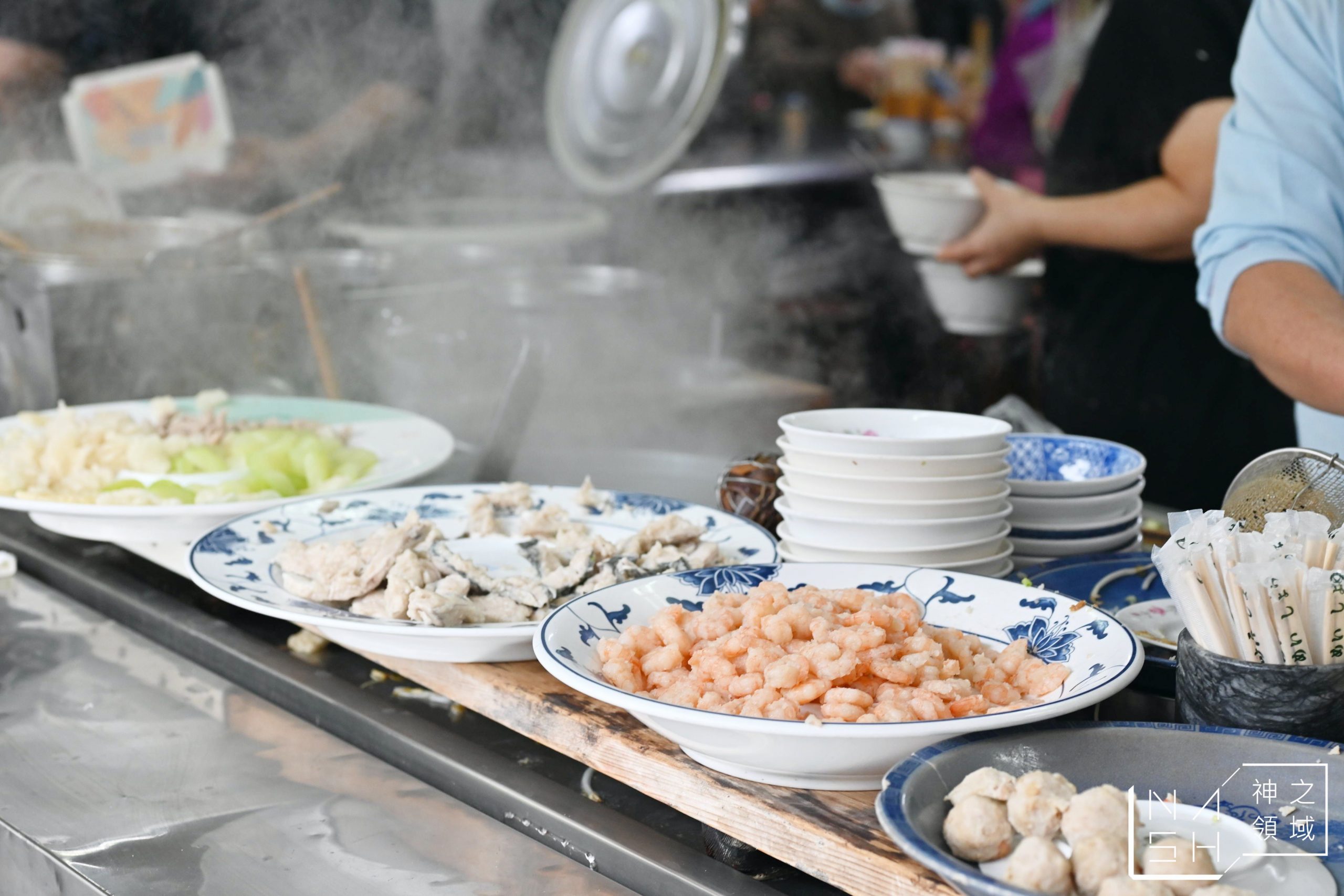 嘉義美食推薦這家源滷肉飯(菜鴨魯熟肉)，這家嘉義早餐推薦給喜歡魯熟肉的朋友，這家菜鴨魯熟肉真的太受歡迎了，但是他的公休真的很難抓，我已經連續撲空兩次，這次才順利吃到，因為他們休的時間真的很不好抓，大方向是連假之後會休一段時間，另外不定期休，所以不要想說來就一定吃的到源滷肉飯(菜鴨魯熟肉)，完完全全憑運氣唷 [sc name=