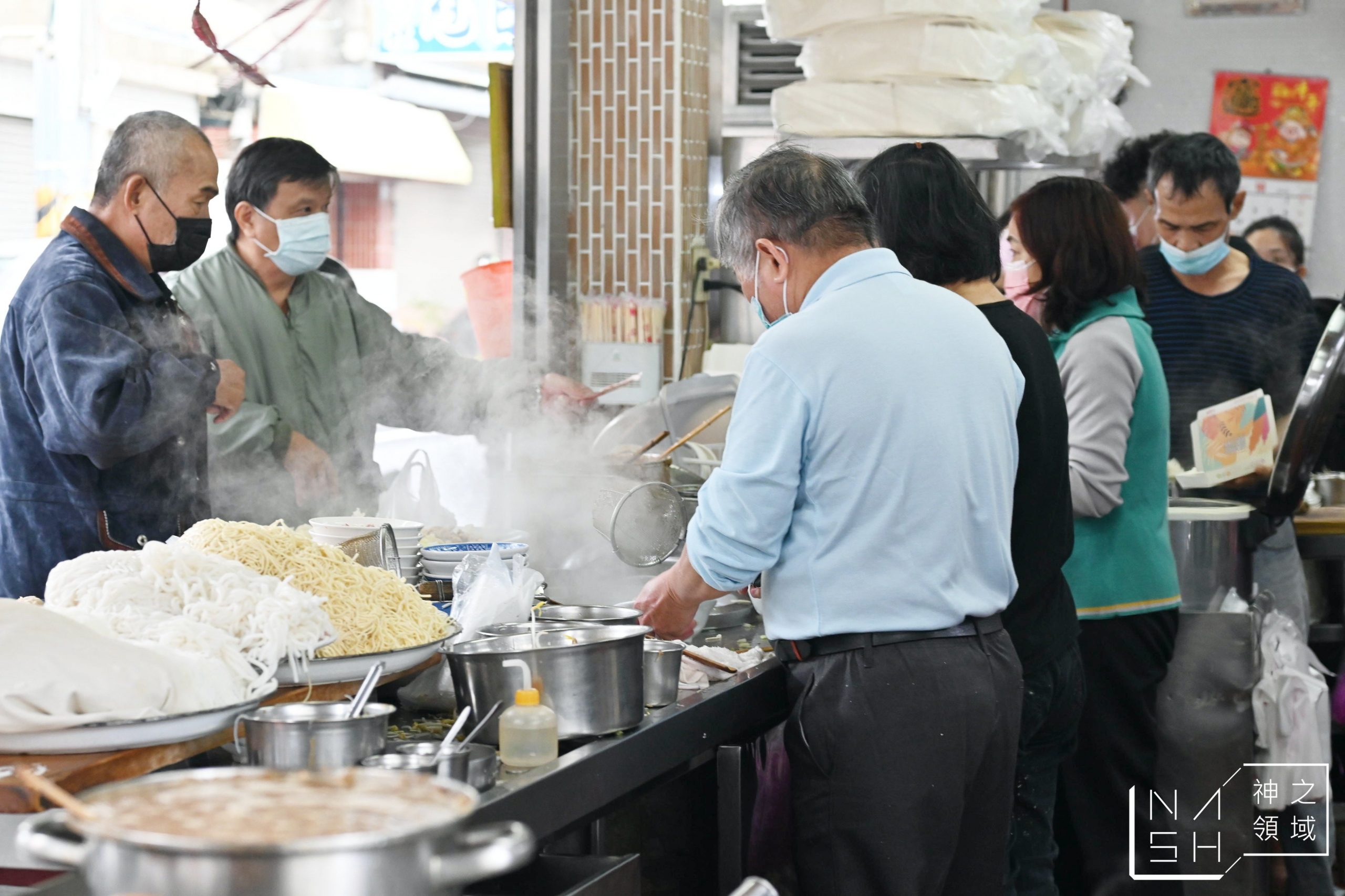 嘉義美食推薦這家源滷肉飯(菜鴨魯熟肉)，這家嘉義早餐推薦給喜歡魯熟肉的朋友，這家菜鴨魯熟肉真的太受歡迎了，但是他的公休真的很難抓，我已經連續撲空兩次，這次才順利吃到，因為他們休的時間真的很不好抓，大方向是連假之後會休一段時間，另外不定期休，所以不要想說來就一定吃的到源滷肉飯(菜鴨魯熟肉)，完完全全憑運氣唷 [sc name=