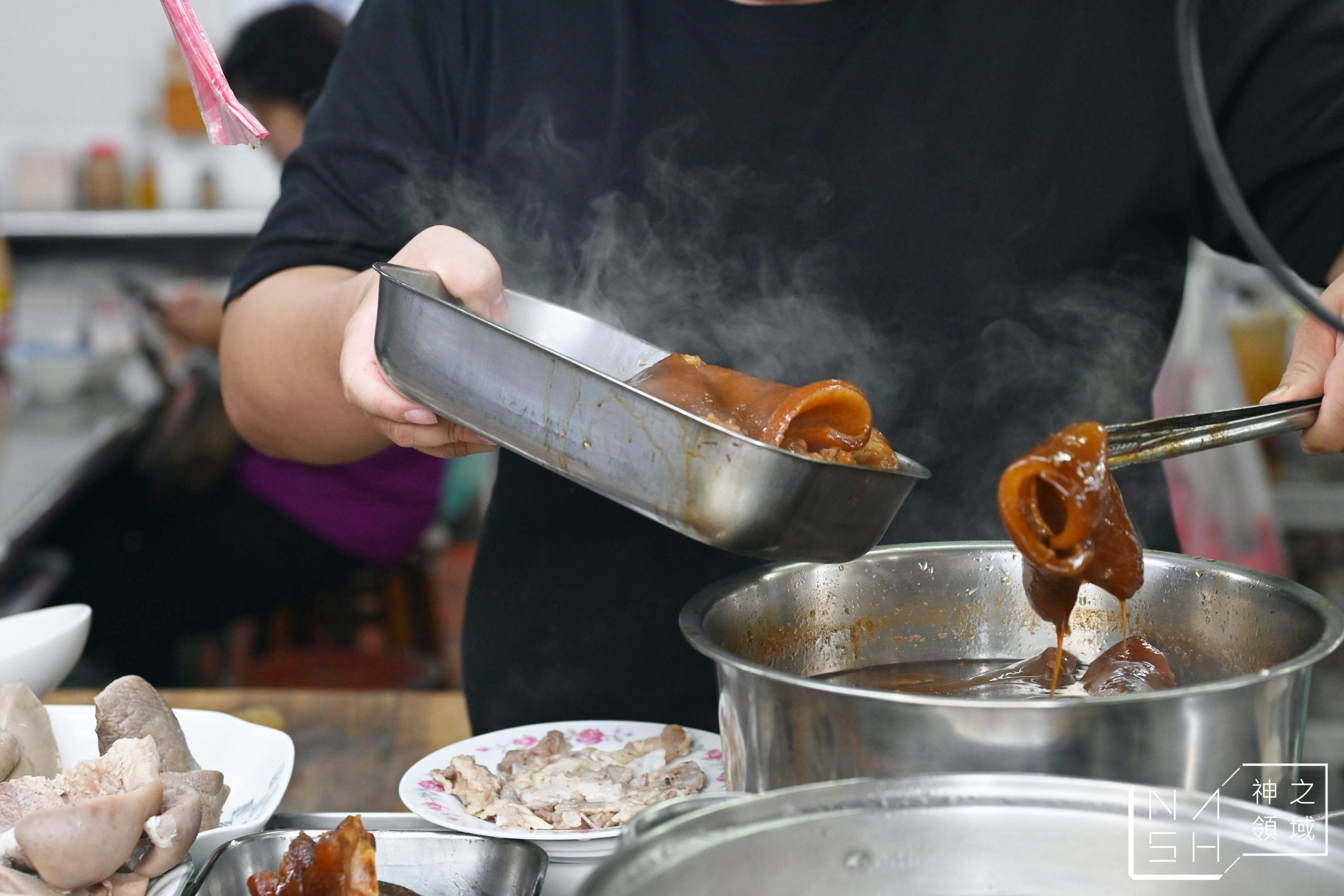 嘉義美食推薦這家源滷肉飯(菜鴨魯熟肉)，這家嘉義早餐推薦給喜歡魯熟肉的朋友，這家菜鴨魯熟肉真的太受歡迎了，但是他的公休真的很難抓，我已經連續撲空兩次，這次才順利吃到，因為他們休的時間真的很不好抓，大方向是連假之後會休一段時間，另外不定期休，所以不要想說來就一定吃的到源滷肉飯(菜鴨魯熟肉)，完完全全憑運氣唷 [sc name=