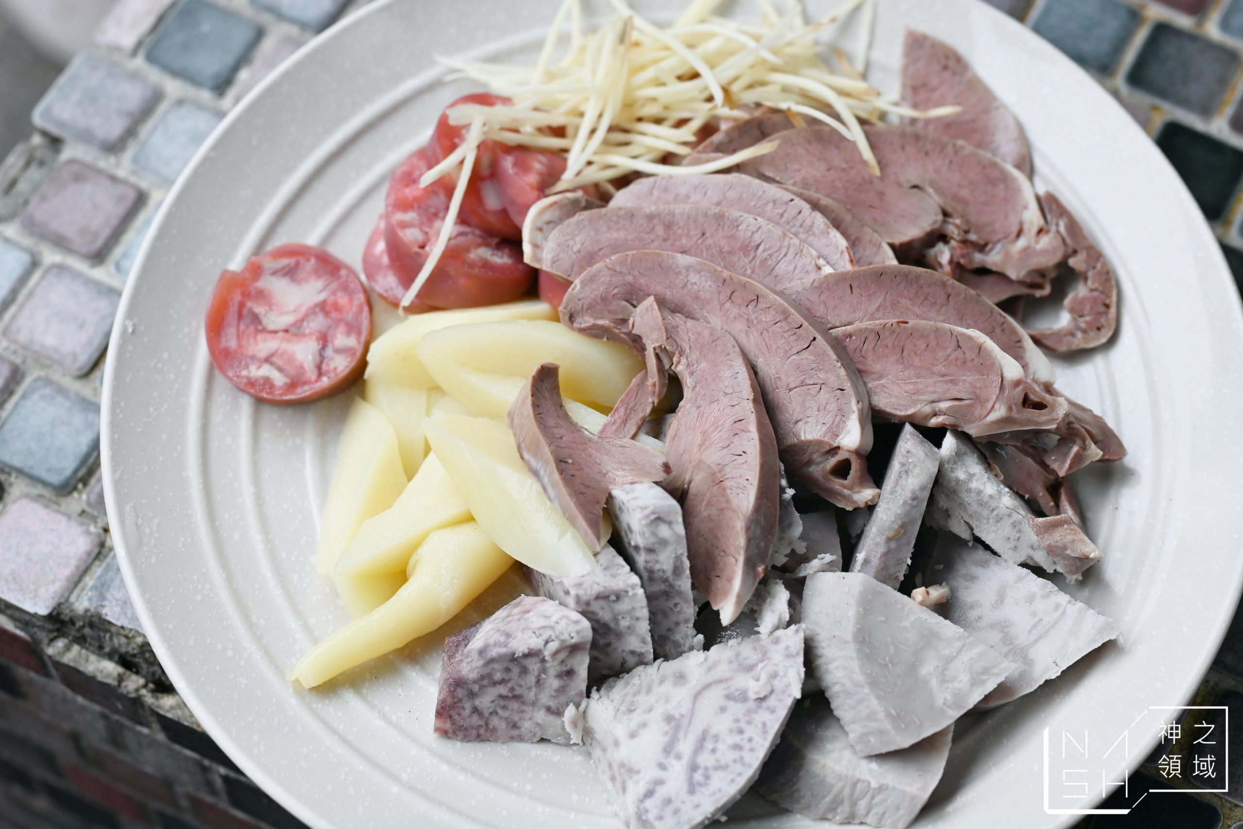 嘉義美食推薦這家源滷肉飯(菜鴨魯熟肉)，這家嘉義早餐推薦給喜歡魯熟肉的朋友，這家菜鴨魯熟肉真的太受歡迎了，但是他的公休真的很難抓，我已經連續撲空兩次，這次才順利吃到，因為他們休的時間真的很不好抓，大方向是連假之後會休一段時間，另外不定期休，所以不要想說來就一定吃的到源滷肉飯(菜鴨魯熟肉)，完完全全憑運氣唷 [sc name=