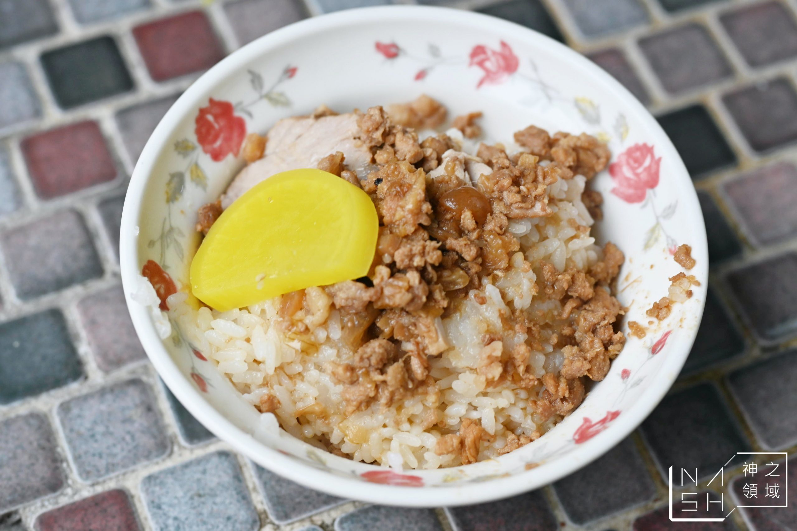嘉義美食推薦這家源滷肉飯(菜鴨魯熟肉)，這家嘉義早餐推薦給喜歡魯熟肉的朋友，這家菜鴨魯熟肉真的太受歡迎了，但是他的公休真的很難抓，我已經連續撲空兩次，這次才順利吃到，因為他們休的時間真的很不好抓，大方向是連假之後會休一段時間，另外不定期休，所以不要想說來就一定吃的到源滷肉飯(菜鴨魯熟肉)，完完全全憑運氣唷 [sc name=