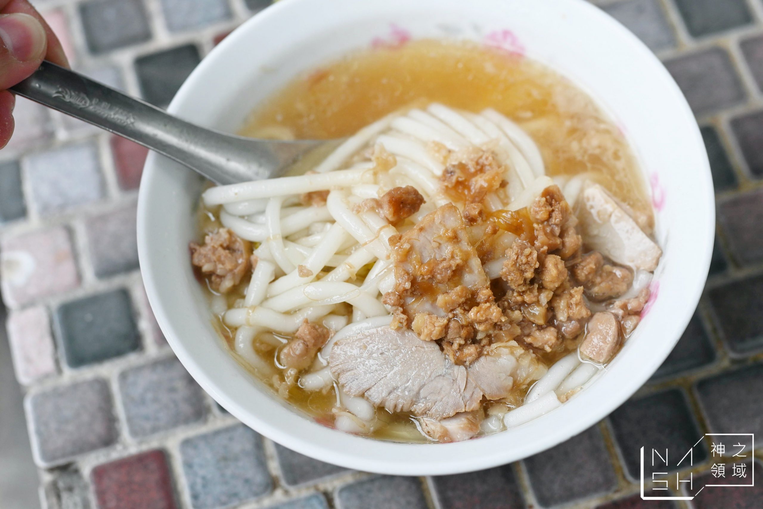 嘉義美食推薦這家源滷肉飯(菜鴨魯熟肉)，這家嘉義早餐推薦給喜歡魯熟肉的朋友，這家菜鴨魯熟肉真的太受歡迎了，但是他的公休真的很難抓，我已經連續撲空兩次，這次才順利吃到，因為他們休的時間真的很不好抓，大方向是連假之後會休一段時間，另外不定期休，所以不要想說來就一定吃的到源滷肉飯(菜鴨魯熟肉)，完完全全憑運氣唷 [sc name=