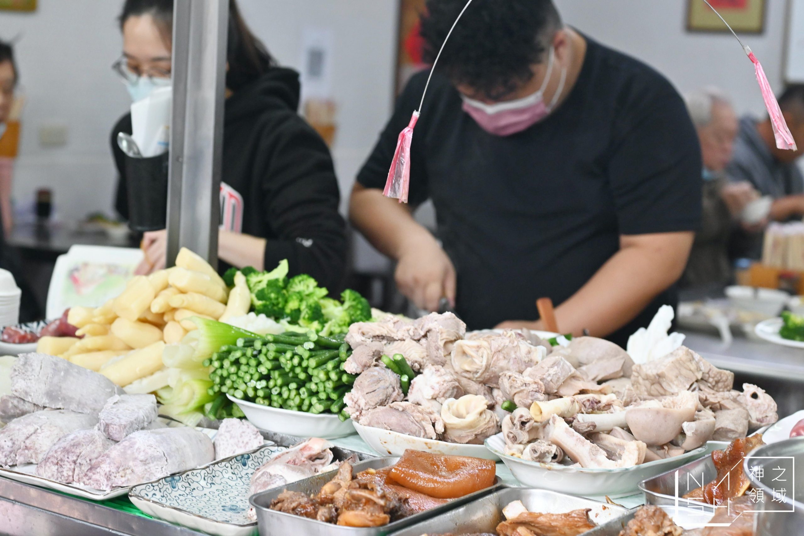 嘉義美食推薦這家源滷肉飯(菜鴨魯熟肉)，這家嘉義早餐推薦給喜歡魯熟肉的朋友，這家菜鴨魯熟肉真的太受歡迎了，但是他的公休真的很難抓，我已經連續撲空兩次，這次才順利吃到，因為他們休的時間真的很不好抓，大方向是連假之後會休一段時間，另外不定期休，所以不要想說來就一定吃的到源滷肉飯(菜鴨魯熟肉)，完完全全憑運氣唷 [sc name=