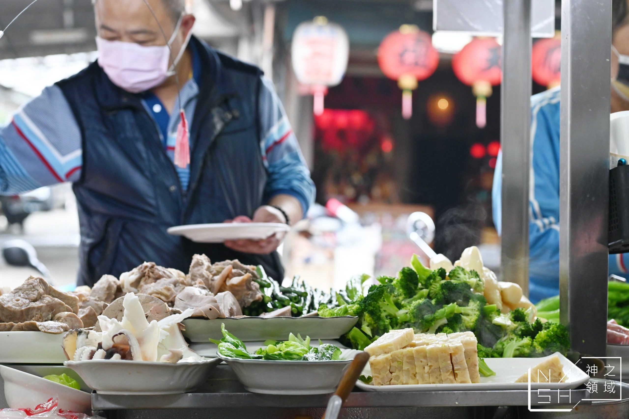 嘉義美食推薦這家源滷肉飯(菜鴨魯熟肉)，這家嘉義早餐推薦給喜歡魯熟肉的朋友，這家菜鴨魯熟肉真的太受歡迎了，但是他的公休真的很難抓，我已經連續撲空兩次，這次才順利吃到，因為他們休的時間真的很不好抓，大方向是連假之後會休一段時間，另外不定期休，所以不要想說來就一定吃的到源滷肉飯(菜鴨魯熟肉)，完完全全憑運氣唷 [sc name=