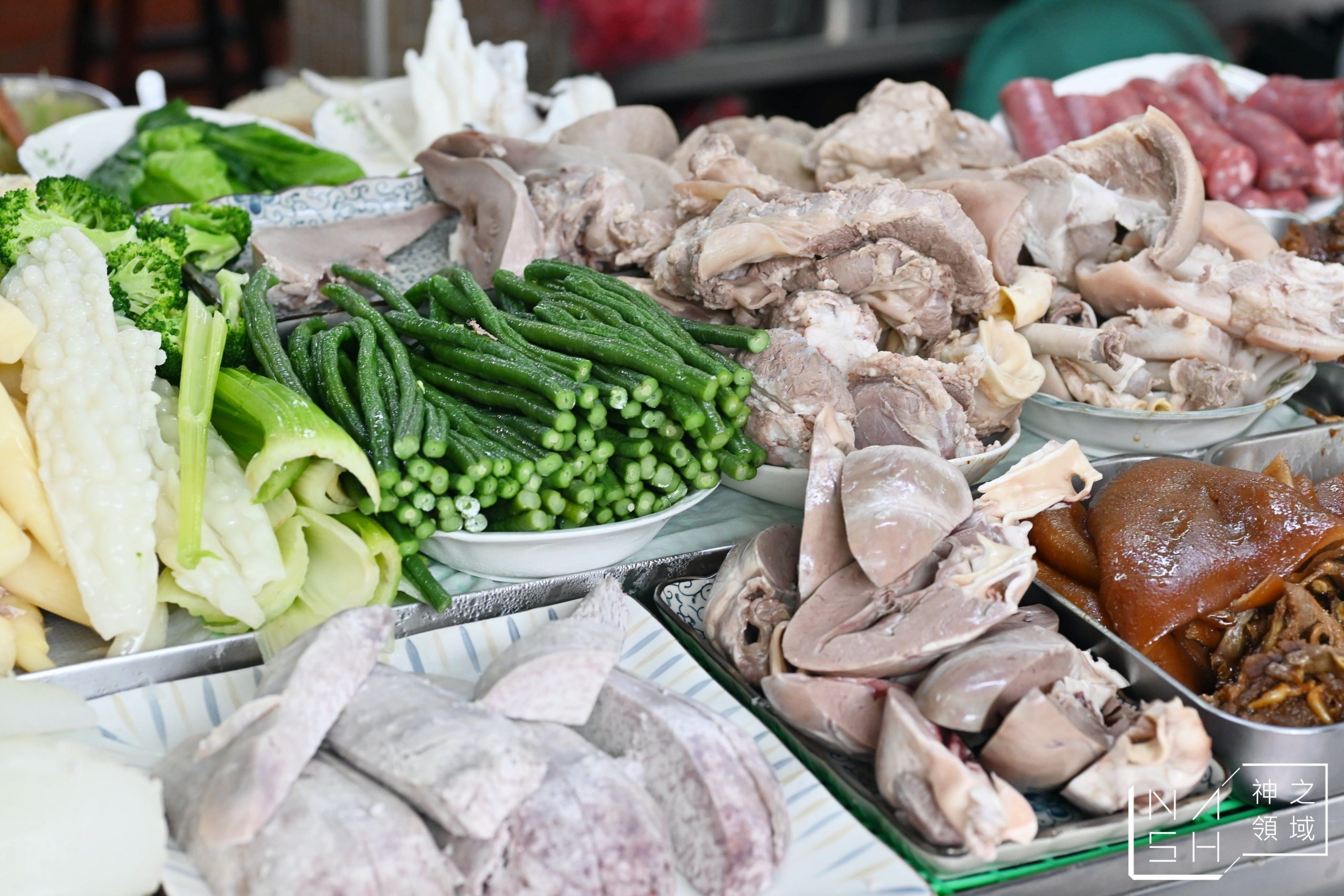 嘉義美食推薦這家源滷肉飯(菜鴨魯熟肉)，這家嘉義早餐推薦給喜歡魯熟肉的朋友，這家菜鴨魯熟肉真的太受歡迎了，但是他的公休真的很難抓，我已經連續撲空兩次，這次才順利吃到，因為他們休的時間真的很不好抓，大方向是連假之後會休一段時間，另外不定期休，所以不要想說來就一定吃的到源滷肉飯(菜鴨魯熟肉)，完完全全憑運氣唷 [sc name=
