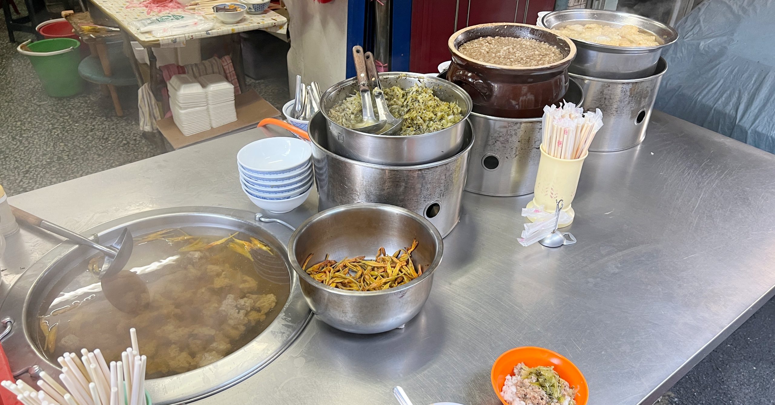 【三重美食】仁和街魯肉飯，整家店就只賣這四鍋打天下