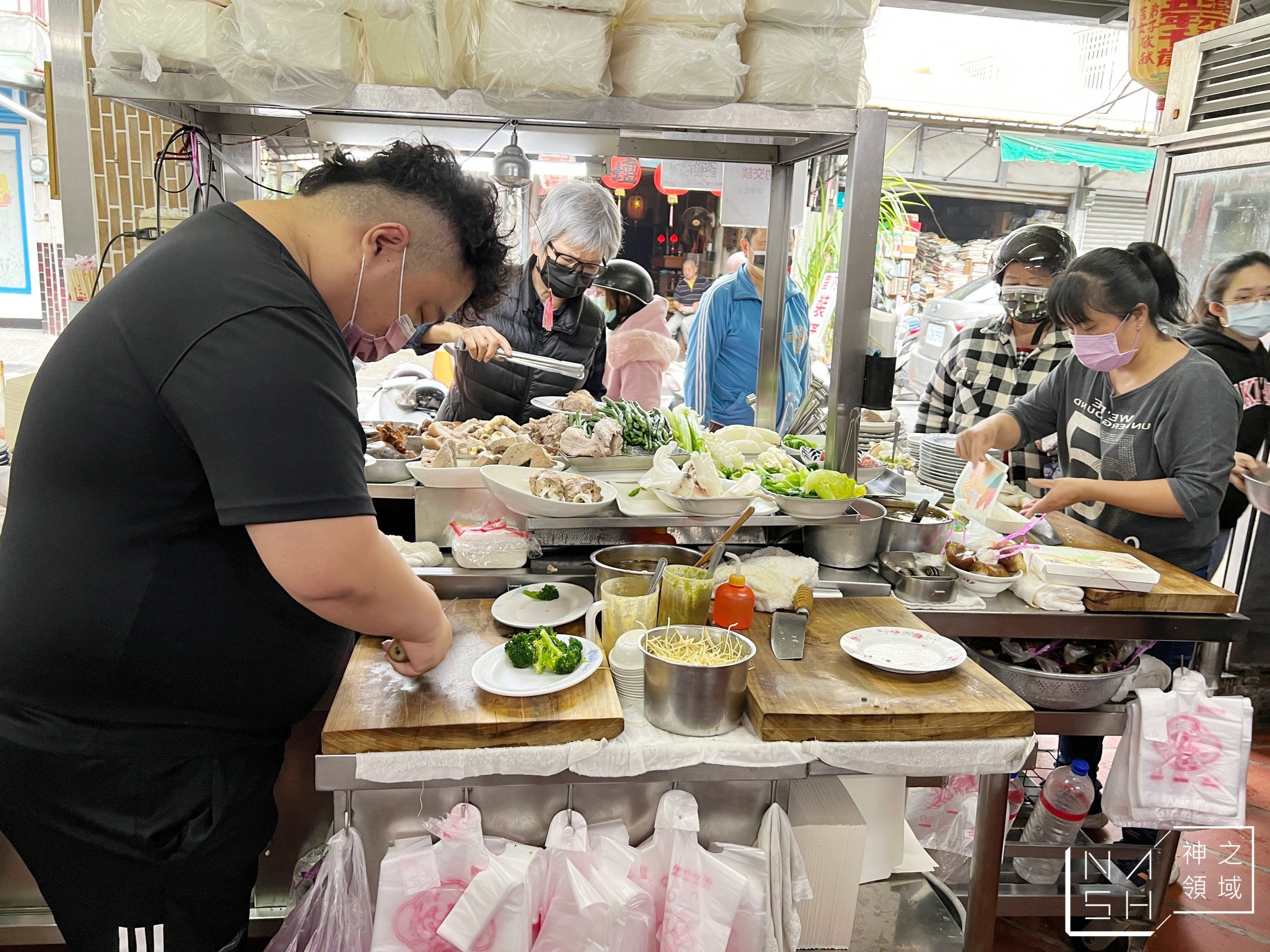 嘉義美食推薦這家源滷肉飯(菜鴨魯熟肉)，這家嘉義早餐推薦給喜歡魯熟肉的朋友，這家菜鴨魯熟肉真的太受歡迎了，但是他的公休真的很難抓，我已經連續撲空兩次，這次才順利吃到，因為他們休的時間真的很不好抓，大方向是連假之後會休一段時間，另外不定期休，所以不要想說來就一定吃的到源滷肉飯(菜鴨魯熟肉)，完完全全憑運氣唷 [sc name=