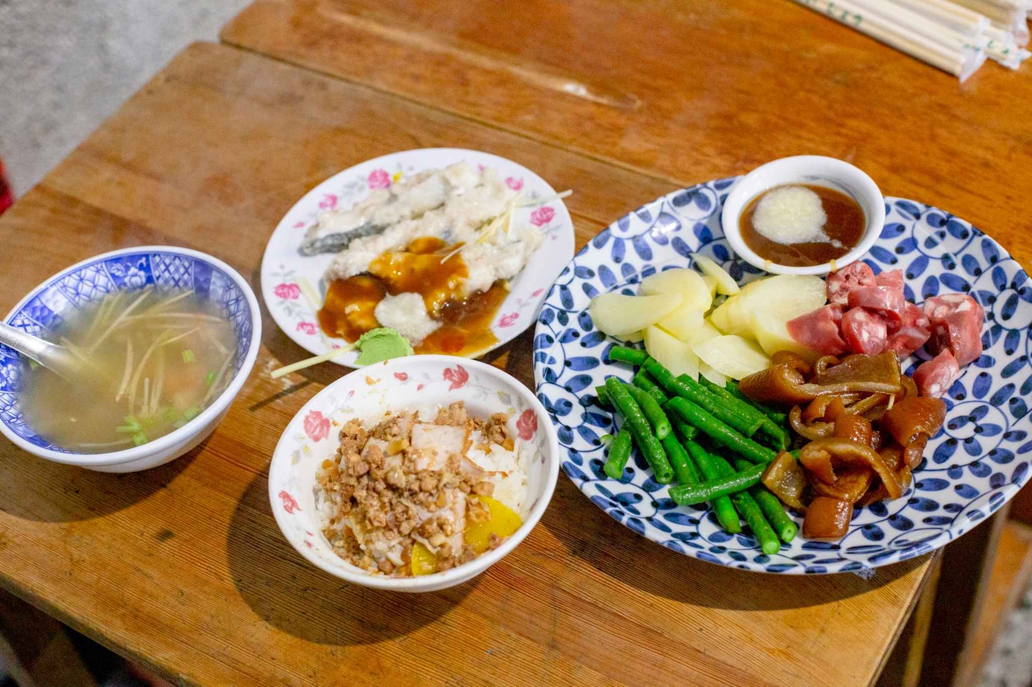 嘉義美食推薦這家源滷肉飯(菜鴨魯熟肉)，這家嘉義早餐推薦給喜歡魯熟肉的朋友，這家菜鴨魯熟肉真的太受歡迎了，但是他的公休真的很難抓，我已經連續撲空兩次，這次才順利吃到，因為他們休的時間真的很不好抓，大方向是連假之後會休一段時間，另外不定期休，所以不要想說來就一定吃的到源滷肉飯(菜鴨魯熟肉)，完完全全憑運氣唷 [sc name=